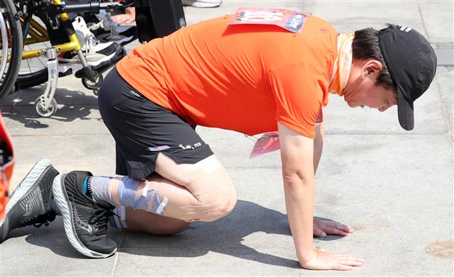 안철수 국민의당 대표가 14일 오후 서울 종로구 이순신 동상앞에서 국토 대종주를 마치고 큰절을 하고 있다. 안철수 대표는 지난 1일 여수 이순신 광장에서 ‘통합의 천리길 국토 대종주’를 시작해 400㎞를 넘게 달려 이날 광화문 광장에 도착했다. 2020.4.14 뉴스1