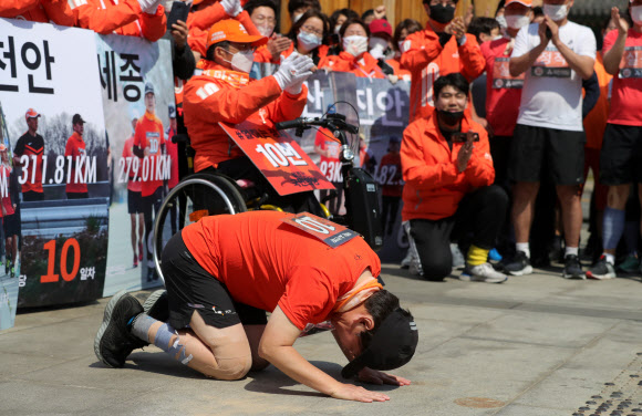 국민의당 안철수 대표가 제21대 국회의원선거를 하루 앞둔 14일 오후 서울 광화문광장에서 지지자들에게 절을 하고 있다. 2020.4.14  연합뉴스