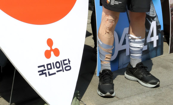 제21대 국회의원선거를 하루 앞둔 14일 오후 서울 광화문광장에서 국토종주 유세를 마친 국민의당 안철수 대표의 다리가 붕대로 감겨 있다. 2020.4.14  연합뉴스