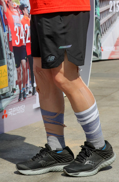 제21대 국회의원선거를 하루 앞둔 14일 오후 서울 광화문광장에서 국토종주 유세를 마친 국민의당 안철수 대표의 다리가 붕대로 감겨 있다. 2020.4.14  연합뉴스