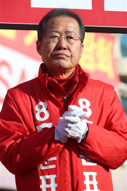 홍준표 무소속 대구 수성을 후보가 4.15총선을 하루 앞둔 14일 오전 대구 수성구 두산오거리에서 지지를 호소하고 있다. 2020.4.14 뉴스1