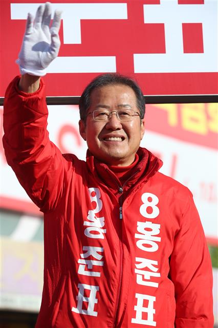 홍준표 무소속 대구 수성을 후보가 4.15총선을 하루 앞둔 14일 오전 대구 수성구 두산오거리에서 지지를 호소하고 있다. 2020.4.14 뉴스1