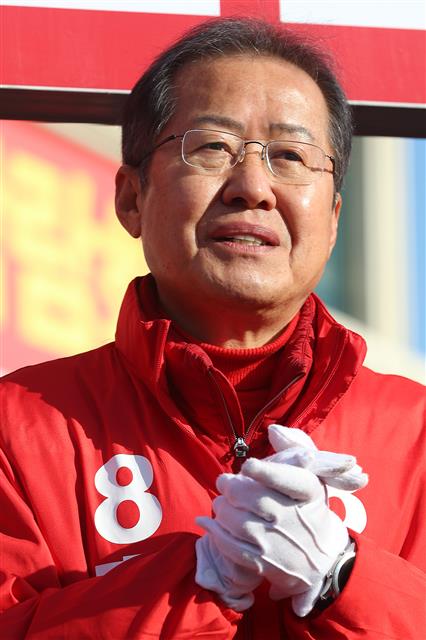 홍준표 무소속 대구 수성을 후보가 4.15총선을 하루 앞둔 14일 오전 대구 수성구 두산오거리에서 지지를 호소하고 있다. 2020.4.14 뉴스1