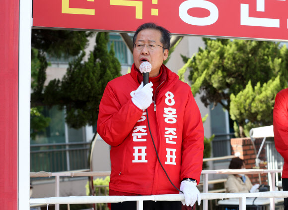 4.15 총선 투표일을 하루 앞둔 14일 오후 대구시 수성구 지산동 일대에서 수성구을에 출마한 무소속 홍준표 후보가 시민들에게 지지를 호소하고 있다. 2020.4.14  연합뉴스