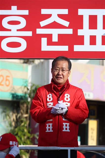홍준표 무소속 대구 수성을 후보가 4.15총선을 하루 앞둔 14일 오전 대구 수성구 두산오거리에서 지지를 호소하고 있다. 2020.4.14 뉴스1