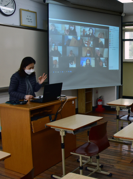 지난 9일 중3·고3부터 온라인으로 개학한 가운데 서울 마포구 서울여자고등학교 3학년 교실에서 한 교사가 온라인을 통해 아침조회를 하고 있다. 이종원 선임기자 jongwon@seoul.co.kr