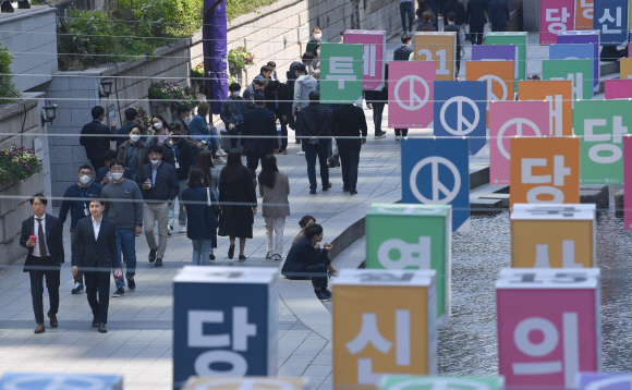당신의 소중한 한 표를  14일 서울 중구 청계천 모전교에 21대 국회의원을 뽑는 4·15 총선 투표를 독려하는 플래카드가 걸려 있다.<br>박지환 기자 popocar@seoul.co.kr