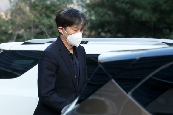 차량으로 향하는 조국