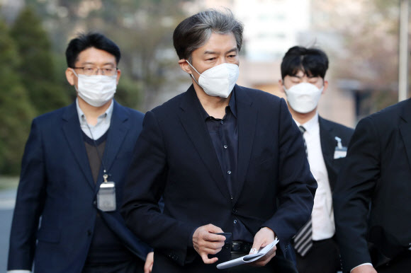 증인 출석한 뒤 법정 나서는 조국