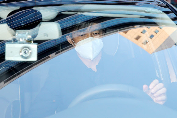 우종창 고소 재판 증인 출석한 뒤 법정 나서는 조국