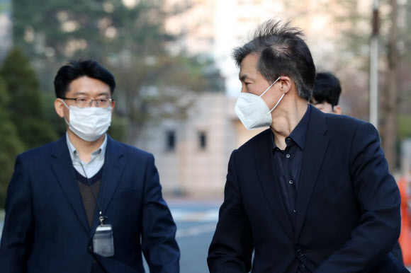 뒤돌아보는 조국