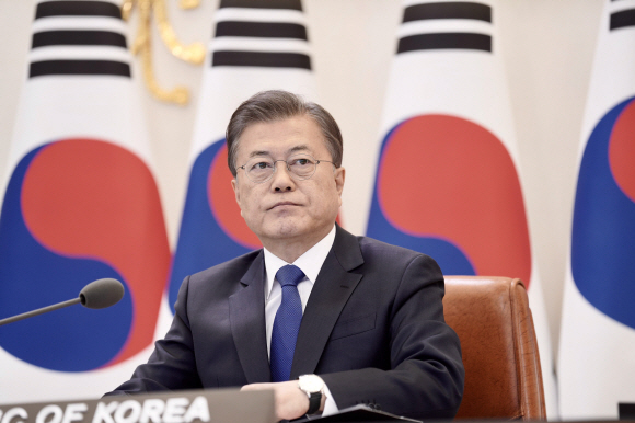 문재인 대통령이 14일 오후 청와대 집무실에서 코로나19 대응을 위한 ‘아세안+3 화상정상회의’를 하고 있다. 2020. 4. 14 도준석 기자pado@seoul.co.kr