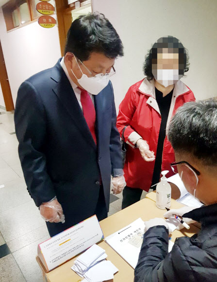 신원 확인받는 차명진