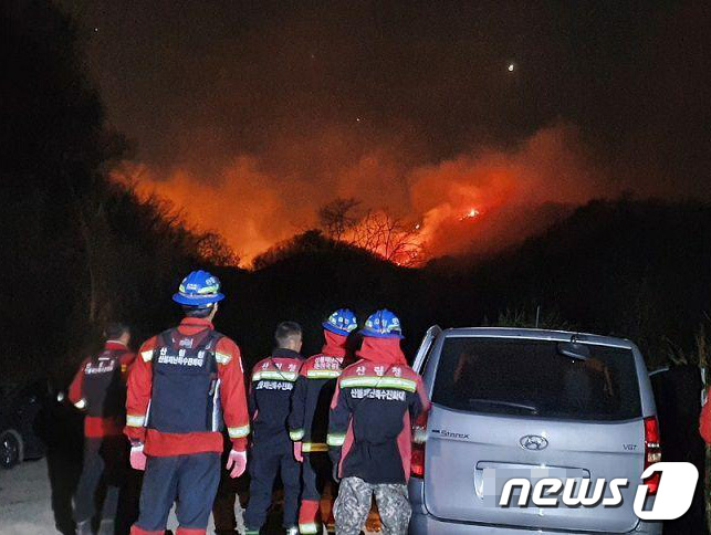 14일 오후 5시28분쯤 강원 철원군 서면 자등리 일대 야산에서 산불이 발생해 산림당국이 헬기 2대를 투입, 진화에 나서고 있다.  뉴스1.