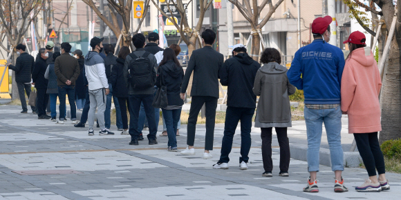 15일 서울 송파구 송파책박물관에서 시민들이 투표를 위해 줄을 서 있다. 2020.4.15  박지환 기자 popocar@seoul.co.kr