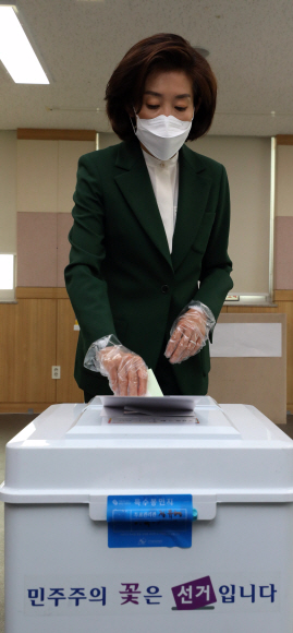 제21대 국회의원선거 동작을에 출마한 나경원 미래통합당 후보가 15일 오전 서울 사당 제1동 제5투표소에서 투표를 하고 있다. 2020.04.15. 박윤슬 기자 seul@seoul.co.kr