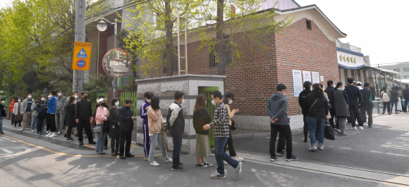15일 서울 삼전초등학교에 투표를 하기 위해 시민들이 줄을 서고 있다. 2020.4.15 박지환기자 popocar@seoul.co.kr