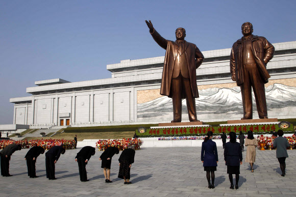 평양 시민들이 15일 김일성의 동상 앞에서 절을 하고 있다. 연합뉴스