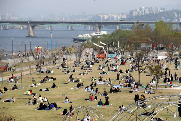 봄나들이객 몰린 여의도 한강공원