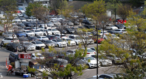 빼곡히 들어찬 한강공원 주차장