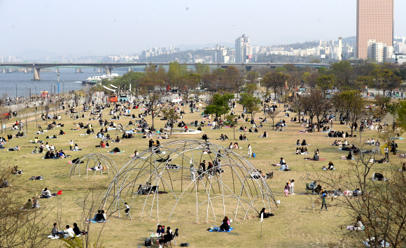 투표 마치고 봄나들이객 몰린 여의도 한강공원
