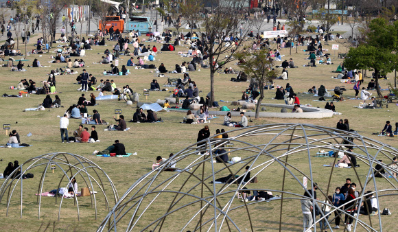 투표 마치고 봄나들이객 몰린 여의도 한강공원