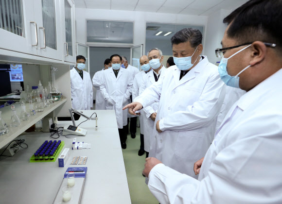 시진핑(오른쪽) 중국 국가주석이 지난 3월 베이징에 있는 군사의학연구원을 방 문해 코로나19 백신 개발 상황을 점검하고 있다. 베이징 EPA 연합뉴스
