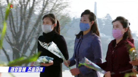 북한은 자신들의 최대 명절 중 하나로 꼽는 김일성 주석의 108회 생일(태양절)인 15일 큰 규모의 기념행사를 생략한 채 조용한 분위기를 이어갔다. 북한이 보통 성대하게 기념하는 5년, 10년 단위로 꺾어지는 이른바 ‘정주년’이 아닌 데다 신종 코로나 바이러스 감염증(코로나19) 여파가 영향을 준 것으로 보인다. 사진은 조선중앙TV가 이날 보도한 마스크를 낀 채 김일성,김정일 동상에 헌화하는 평양 주민들. 2020.4.15  조선중앙TV 화면 캡처=연합뉴스