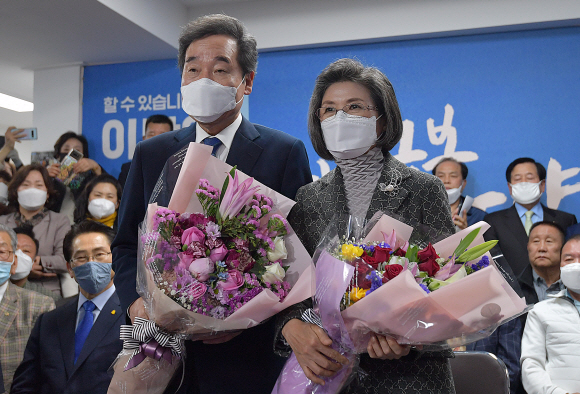 더불어민주당 이낙연 종로구 후보와 아내 김숙희 씨가 15일 서울 종로구 선거사무소에서 제21대 국회의원 선거 당선이 확실시 되자 지지자들의 축하를 받고 있다. 2020. 4.15  김명국 선임기자 daunso@seoul.co.kr