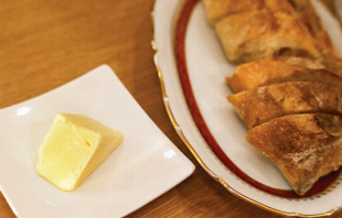 버터는 딱딱한 바게트, 부드러운 식빵과 모두 잘 어울린다. 소금을 약간 첨가한 가염버터 하나면 빵 맛은 확연히 달라진다.