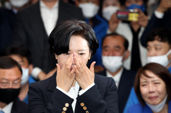 21대 총선 서울 동작을에서 당선된 더불어민주당 이수진 후보가 16일 새벽 자신의 선거사무실에서 소감을 밝히며 손으로 눈물을 닦고 있다. 연합뉴스