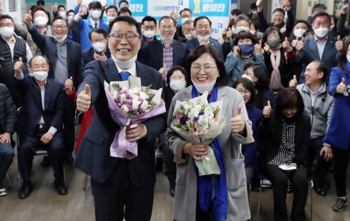 더불어민주당 윤영찬 당선인이 15일 오후 선거사무소에서 꽃다발을 들고 지지자들의 축하를 받고 있다. 연합뉴스 