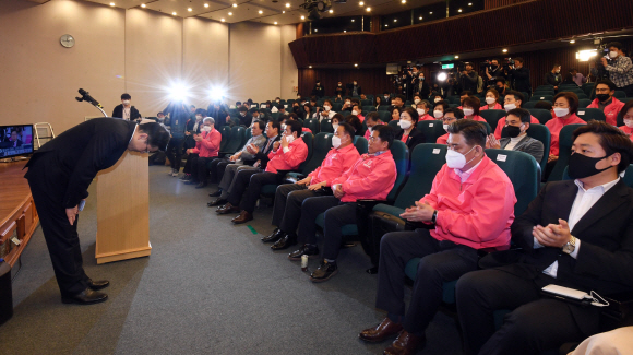 제21대 총선 서울 종로에서 낙선한 미래통합당 황교안 후보가 15일 당이 참패한 개표 결과에 국회도서관 개표상황실에서 당 대표직 사퇴 의사를 밝힌 뒤 허리 굽혀 인사하고 있다. 김명국 선임기자 daunso@seoul.co.kr