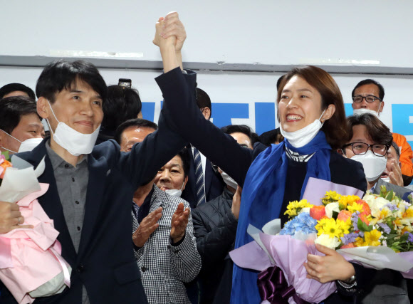 손 높이 든 고민정 후보