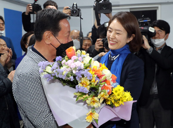 아버지 축하받는 고민정 후보