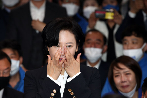 눈물 훔치는 이수진 후보