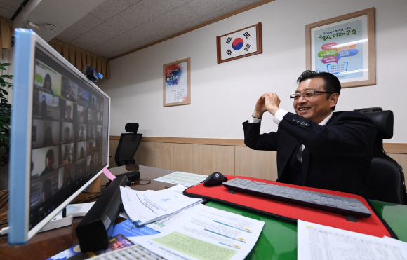 16일 오전 서울 용산초등학교에서 전용재 교장이 5,6학년을 대상으로 진행한 온라인 개학식에서 인사말을 하며 손으로 하트를 만들어 보이고 있다. 2020. 4. 16 박윤슬 기자 seul@seoul.co.kr