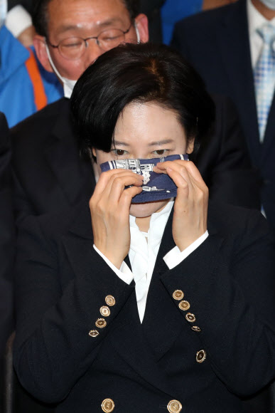 눈물 훔치는 이수진 후보