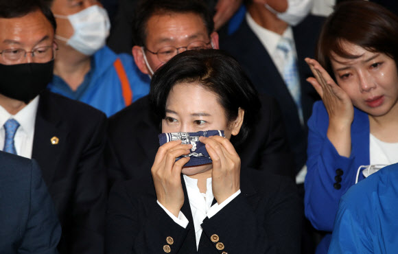 눈물 훔치는 이수진 후보