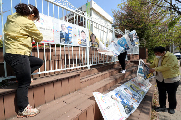 뜯겨지는 선거벽보