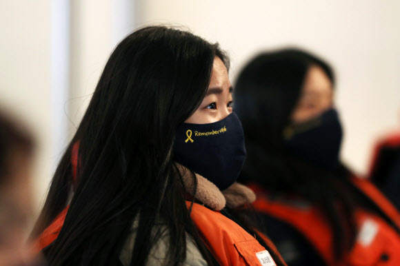 승선 유의사항 듣는 세월호 유가족