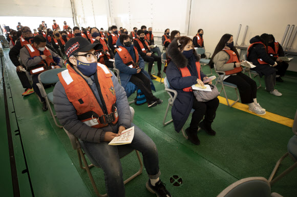 승선 유의사항 듣는 세월호 유가족