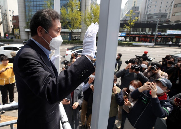 이낙연, 선거운동 기간 달린 유세차에 올라 ‘당선 인사’