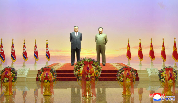 북한 간부들, 태양절 맞아 금수산궁전 참배