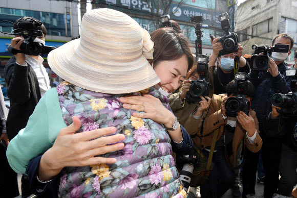 주민과 포옹하는 고민정 당선인