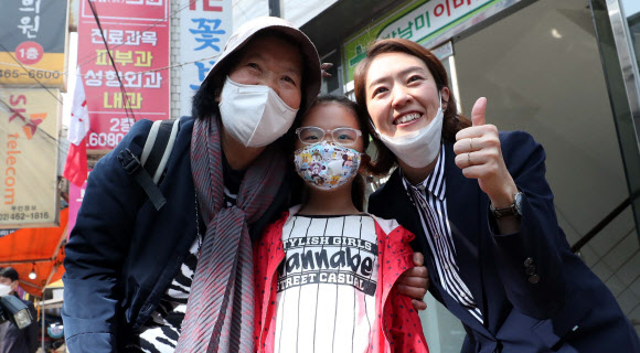 고민정 당선인, ‘엄지 척’