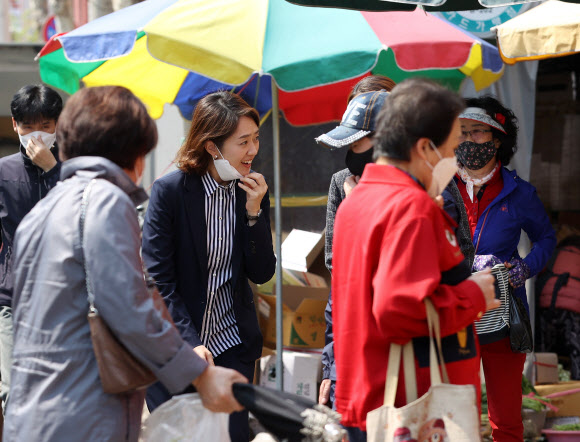 인사하는 고민정