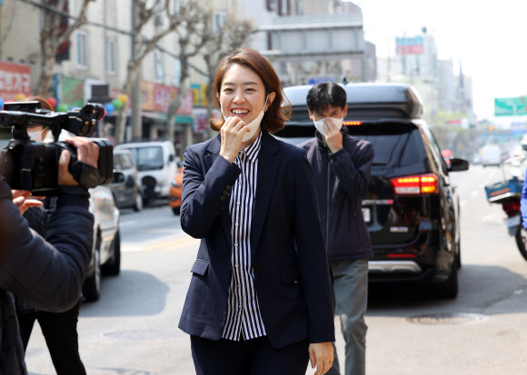 밝은 표정의 고민정 당선인