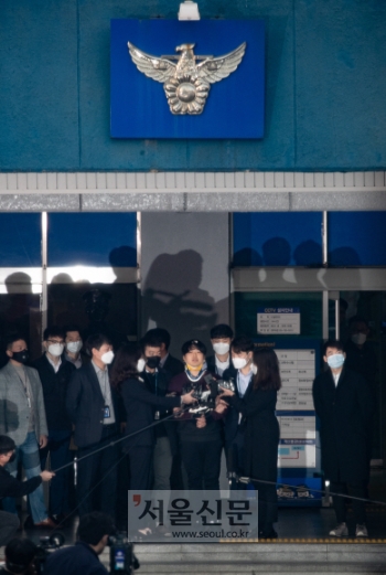 조주빈(가운데)이 지난 25일 서울 종로경찰서에서 검찰로 송치되기 전에 언론에 공개됐다.