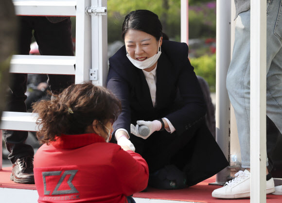 서울 송파을 미래통합당 배현진 당선자가 잠실새내역 인근에서 시민에게 감사 인사를 하고 있다.  연합뉴스